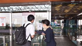 ▲機場服務台人員協助出境旅客使用手機簡訊實聯登記進入航廈。（圖／桃園國際機場提供）