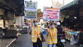 全台疫情警戒升第三級  經濟部出動人員宣導防疫疫情緊張，中央宣布全國進入第三級警戒，許多民眾在家防疫，需要到菜市場採購食材，擔心菜市場成為防疫破口，經濟部除推出防疫影片，也出動人員宣導防疫。（經濟部中部辦公室提供）中央社記者郝雪卿傳真  110年5月20日