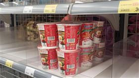 網友到超市採購，發現唯獨一款印尼泡麵無人搶。（圖／翻攝自爆怨2公社》）