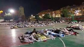 ▲漾濞一中高中部學生集中睡操場。（圖／翻攝自微信）