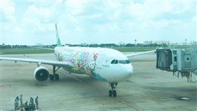 越台斷航謠言四起  航空公司澄清越南、台灣COVID-19本土疫情延燒，網路上越台即將「鎖國」、「斷航」謠言四起，國籍航空對此澄清並公布航班資訊。圖為在胡志明市新山一國際機場的長榮班機。（讀者提供）中央社記者陳家倫河內傳真  110年5月20日