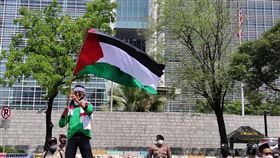 印尼民眾抗議以色列暴力以色列與巴勒斯坦武裝組織哈瑪斯持續交戰，力挺巴勒斯坦的印尼民眾18日動員到美國駐印尼大使館抗議，20 日也再發起抗議。圖攝於18日中央社記者石秀娟雅加達攝  110年5月20日