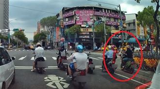 騎士沒戴口罩　江翠大媽霸氣一招反制