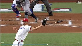 ▲鄧寧（Dane Dunning）隨手一撈接到強襲球。（圖／翻攝自遊騎兵推特）