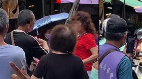 沒戴罩逛市場！台中半屏山婦甩傘抓狂（圖／翻攝畫面）