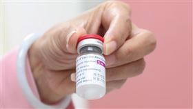 AZ疫苗公費接種23日起擴大施打（1）中央流行疫情指揮中心指出，4月23日起，開放警察、憲兵等維持社會機能運作必要人員及長照社福機構、社福照護系統人員與受照顧者等對象公費接種AZ疫苗，預計約20多萬人。中央社記者吳家昇攝  110年4月23日