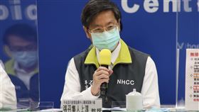 張上淳說明放寬解隔離標準。（圖／指揮中心提供）