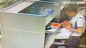 紀男在酒店歡唱到一半時，竟溜到幹部休息室偷9萬元。（圖／翻攝畫面）