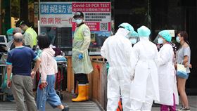 亞東院內感染1確診者死亡  2護理師二採陽性亞東醫院爆發武漢肺炎（2019冠狀病毒疾病，COVID-19 ）院內感染事件，其中1確診者死亡；全院醫護2次採檢出現2護理師陽性反應送隔離。圖為18日亞東醫院戶外篩檢區情形。中央社記者王騰毅攝  110年5月18日