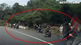 ▲民眾行經台七線，行車紀錄器拍下一群年輕人群聚騎車飆車，還脫口罩拍照、車菸。（圖／讀者提供）