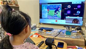 停課不停學　學校視訊教學（1）台北市、新北市疫情提升到第三級警戒，雙北高中以下學校18日起暫停到校上課，學校改採遠距教學，並換用視訊軟體，讓同學上線穩定學習。中央社記者張皓安攝  110年5月19日