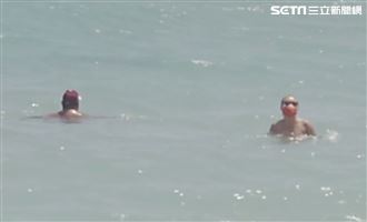 墾丁海邊也要防疫！外國客游泳戴口罩