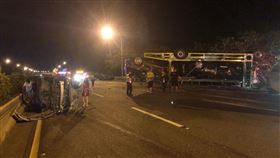 連結車,翻覆,國3,轎車,擦撞（圖／翻攝畫面）