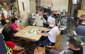 苗栗6老人家中玩象棋　違反群聚函送（圖／翻攝畫面）