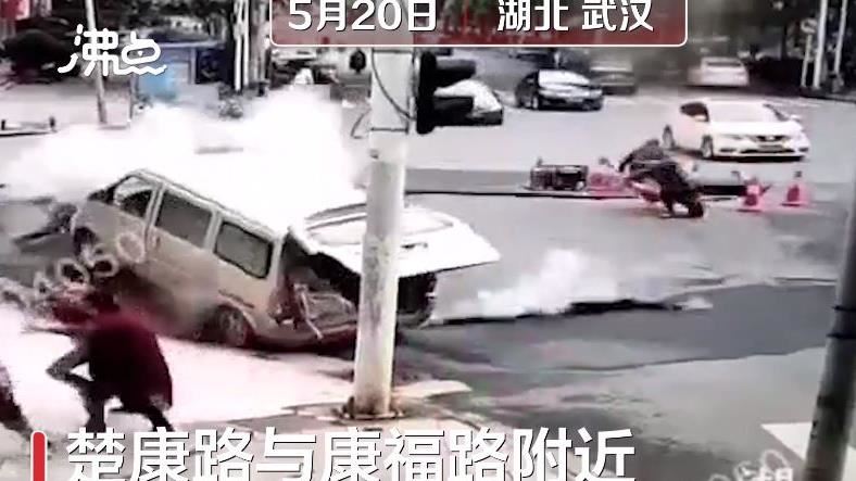 武漢柏油路噴火爆炸　路人炸飛超驚悚