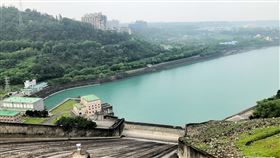 桃園運動中心及學校泳池停運　防疫也增加節水率桃園市政府經濟發展局表示，依據水利署最新的水情資訊顯示，石門水庫截至17日晚間7時30分，蓄水率已降到12.63%，為加強節水率及配合桃園市防疫措施，已要求市立游泳池、各運動中心及學校游泳池從5月14日至6 月8日期間停止營運。中央社記者吳睿騏桃園攝  110年5月17日