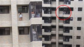 嚇死！大樓外牆驚見女童掛窗邊　鄰居驚：疫情不可怕「可怕的是小孩」。（圖／翻攝自爆怨公社臉書）
