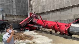 快訊／砰！桃園吊臂突倒塌　一人輕傷