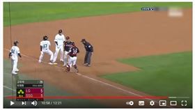 ▲SSG登陸者秋信守跑壘跑回再見分，LG雙子離譜夾殺守備。（圖／截自YT）