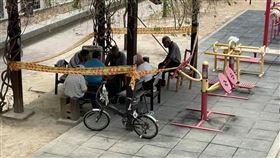 公園桌椅全封！超狂阿伯群無視「照樣下棋」。（圖／翻攝自大里人聊天室臉書）