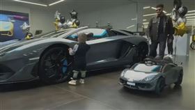 蒂穆爾灑630萬送給2歲兒子藍寶堅尼超跑。（圖／翻攝自timatiofficial IG）