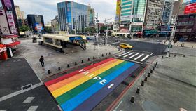 全民防疫少出門　台北西門商圈空蕩蕩疫情升溫，全台各縣市皆已進入防疫第3級警戒，中央流行疫情指揮中心持續呼籲民眾週末假日少出門、多在家；台北西門商圈廣場22日午後僅有零星人潮。中央社記者鄭清元攝　110年5月22日