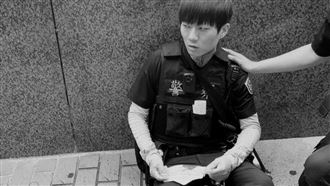 北車男不戴口罩遭攔　持刀砍傷2警