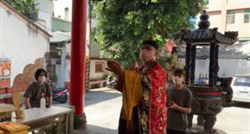 ▲酒精替代水來噀水。（圖／翻攝六合境柱仔行全臺開基永華宮臉書粉絲團專頁）