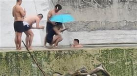 高雄,戲水,開罰,群聚,拉克斯溪,口罩（圖／翻攝畫面）