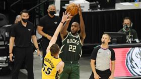 ▲公鹿米道頓（Khris Middleton）投進絕殺球。（圖／翻攝自NBA推特）