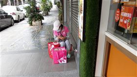 口罩熊貓正妹一舉動 2.3萬人按讚（圖／翻攝自路上觀察學院 臉書）