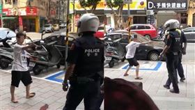 新北婦不戴口罩大鬧超商　警逮捕送醫（圖／翻攝畫面）