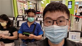 台北市議員梁文傑就在臉書發文表示，自費打完第一劑。打針處有些酸痛，目前無其他反應。為什麼要打？他認為是盡國民義務。