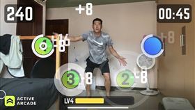 ▲東泰高中田徑教練陳鴻傑突發奇想，透過手機App來代替訓練。（圖／中央社）