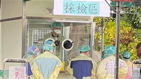 國際獅子會捐贈由工研院研發出來的「雙面採檢式正壓檢疫亭」供民眾做篩檢。（圖／翻攝徐國勇臉書)