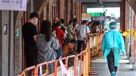 萬華剝皮寮快篩站　民眾排隊篩檢國內武漢肺炎（2019冠狀病毒疾病，COVID-19）疫情擴大，台北市萬華區剝皮寮快篩站19日有不少民眾排隊，抽號碼牌等候篩檢。中央社記者鄭清元攝  110年5月19日