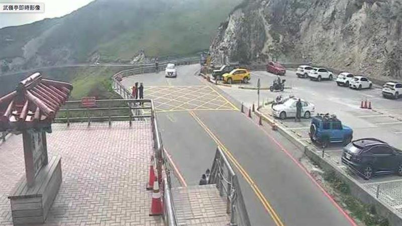 合歡山武嶺亭停車場都是車　今急封閉