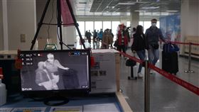 春節連假首日　金門機場現人潮防疫到位春節連假首日，金門尚義機場10日湧進回鄉過年的民眾，縣衛生局也在出關處設置紅外線熱像儀，監測旅客體溫。中央社記者黃慧敏攝　110年2月10日