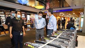 全台17座機場徹底清消　王國材視察本土疫情升溫，交通部長王國材（前右2）要求全台17座機場23日徹底清潔消毒，24日各港埠也會跟進；王國材並先後前往松山機場與桃園機場視察大清消作業。（交通部提供）中央社記者汪淑芬傳真  110年5月23日