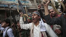 葉門叛軍組織「青年運動」（Houthi）領導人胡提的追隨者，17日發動示威。（圖／美聯社／達志影像）
