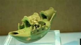 何招弟在採花時，挖到一只淡綠色瓷船。（圖／翻攝自《洞察軍事》） 