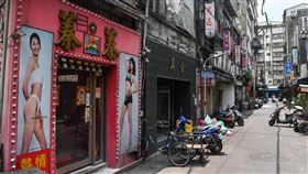 疫情下的萬華（2）疫情升溫，本土案例持續增加，台北市萬華區茶街19日持續暫停營業，街道空蕩蕩。中央社記者鄭清元攝  110年5月19日