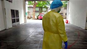 基隆消防若載送確診或疑似病患  全副武裝出勤基隆市消防局23日指出，基隆市平均每天約有50件救護案，近期載送確診或疑似個案每天約5到10件，一旦接到通知需載送確診者或疑似個案，以及經詢問患者TOCC 有風險者，消防員在出勤時都得「全副武裝」，穿著防護衣加上隔離衣等裝備。圖為消防員出勤著裝示意圖。中央社記者王朝鈺攝  110年5月23日