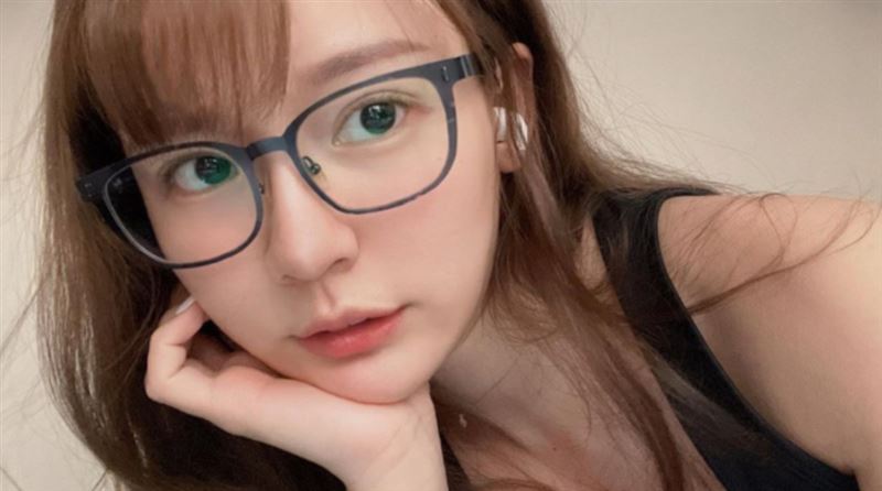林莎宅家穿深U背心　美胸狂洩不遮了