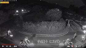 陽明山封園首夜「4群夜遊團！」無視禁令脫口罩吸菸群聚　網氣炸：真是精采。（圖／翻攝自陽明山國家公園YT）