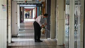 防疫三級警戒　商家消毒環境2019冠狀病毒疾病（COVID-19，武漢肺炎）本土疫情升溫，台北市西門町商圈商家23日在店面四周噴灑漂白水，消毒環境防疫。中央社記者裴禛攝  110年5月23日