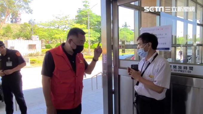 金門機場快篩站遭拆除　縣長當場怒飆