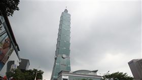 本土疫情升溫  台北101休館（1）疫情升溫，全台進入防疫警戒，台北101（圖）、環球購物中心等百貨業者為避免民眾群聚，採暫時休館方式因應。中央社記者張新偉攝  110年5月19日