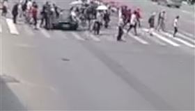 投資失敗！中國男開BMW「綠燈7秒爆衝」　釀10人死傷▲（圖／翻攝自京視頻微博）

