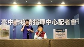成立朝陽前進指揮所  盧秀燕說明台中市20日新增2名確診者都與19日確診的朝陽科大女大生KTV唱歌有關，台中市長盧秀燕（右）表示，立即成立朝陽前進指揮所並設置快篩站，針對校內師生進行快篩。（台中市政府提供）中央社記者郝雪卿傳真  110年5月20日